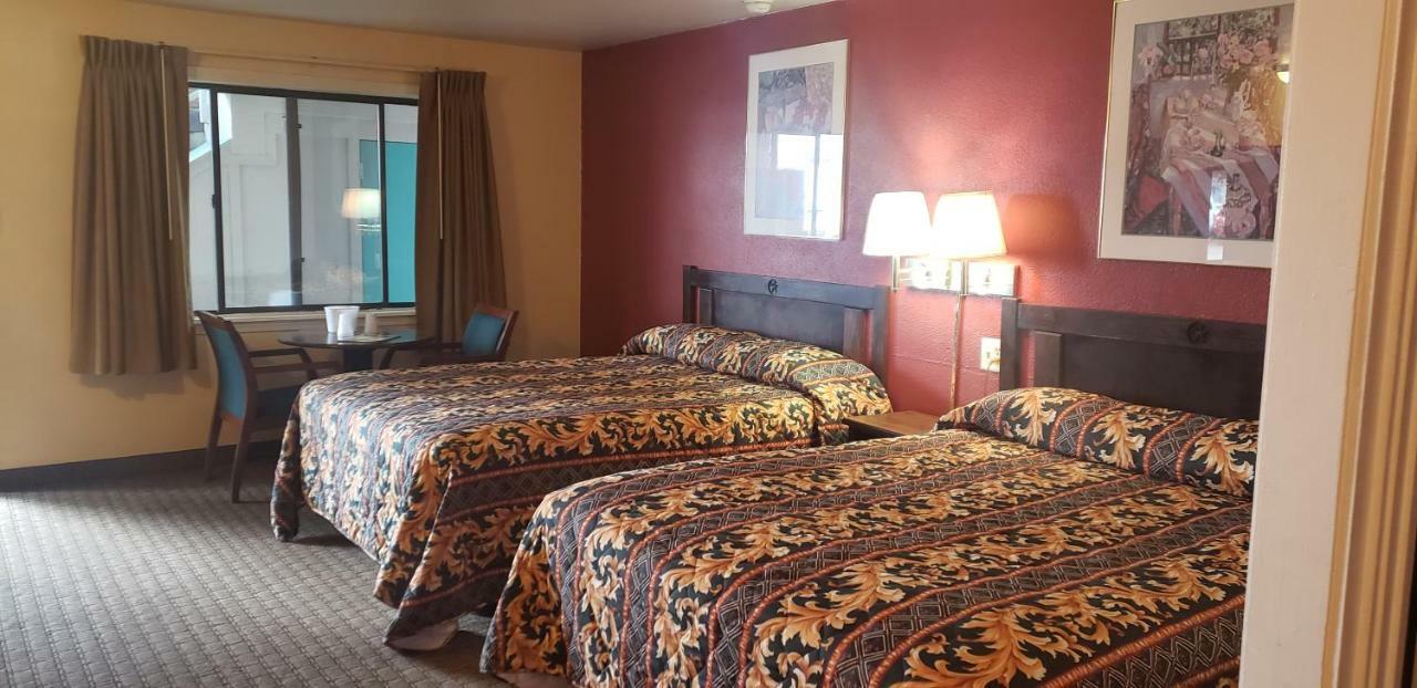 Circle S Motel Colorado Springs Room photo